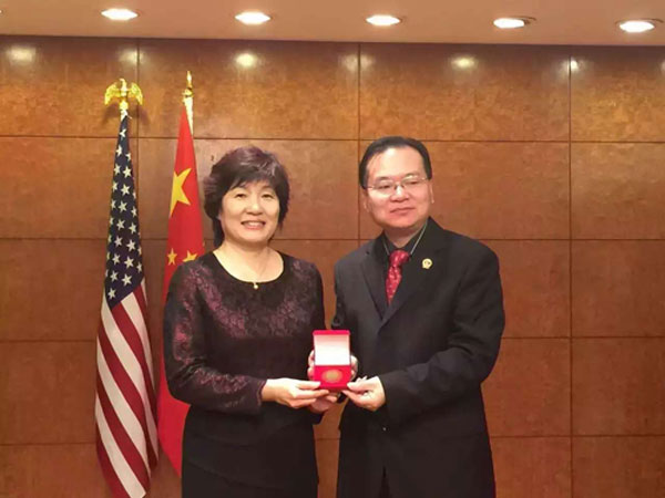 热烈祝贺浙江经济网特约通讯员、美国中国书法家协会主席李兆银先生获颁中美友谊纪念章