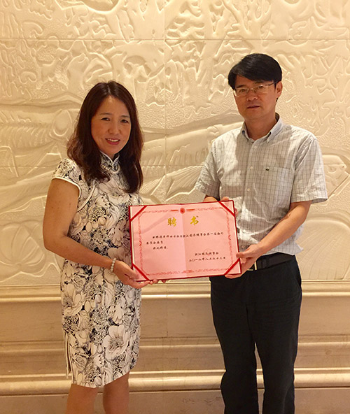 浙江经济理事会常务副主席兼秘书长刘江在杭州向牟桦女士颁发聘书