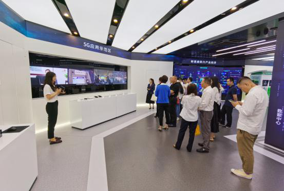 刘江带领“2020全球商协会会长大会暨第五届全球会长论坛”组委会主席团成员考察杭州联通智慧展厅